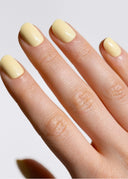 Butter Yellow, Short Squoval, båret på hånden